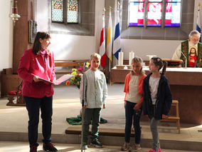Vorstellung der Kommunionkinder in St. Crescentius (Foto: Norbert Müller) Vorstellung der Kommunionkinder in St. Crescentius (Foto: Norbert Müller)